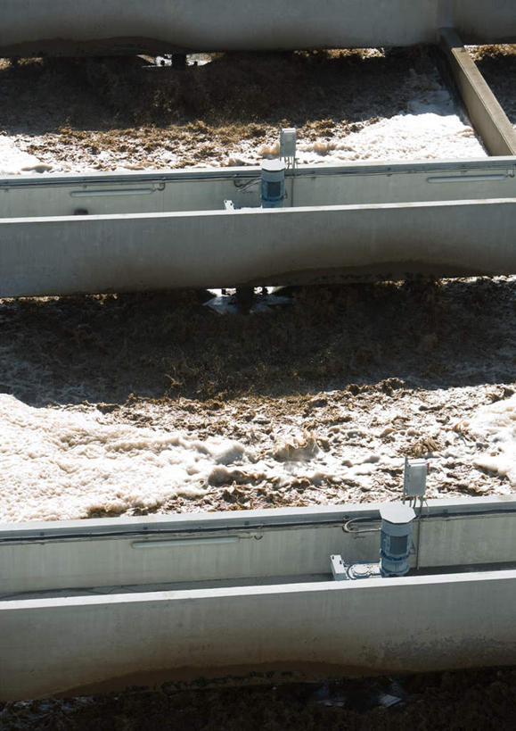 无人,工厂,横图,俯视,室外,特写,白天,建筑,阴影,环保,光线,结构,影子,地面,阳光,工业,能源,污染,生态,回收,污水,资源,利用,低碳,循环,造纸厂,持续,环境污染,清洗,洗涤,彩图,高角度拍摄,工地,制造厂