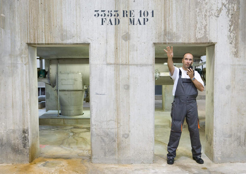 西方人,一个人,技术人员,工厂,站,横图,室内,白天,正面,欧洲,欧洲人,仅一个男性,仅一个人,拿,拿着,注视,仅一个年轻男性,观察,看,站着,观看,对讲机,察看,关注,造纸厂,男人,男性,年轻男性,白种人,技术员,站立,彩图,全身,工地,制造厂