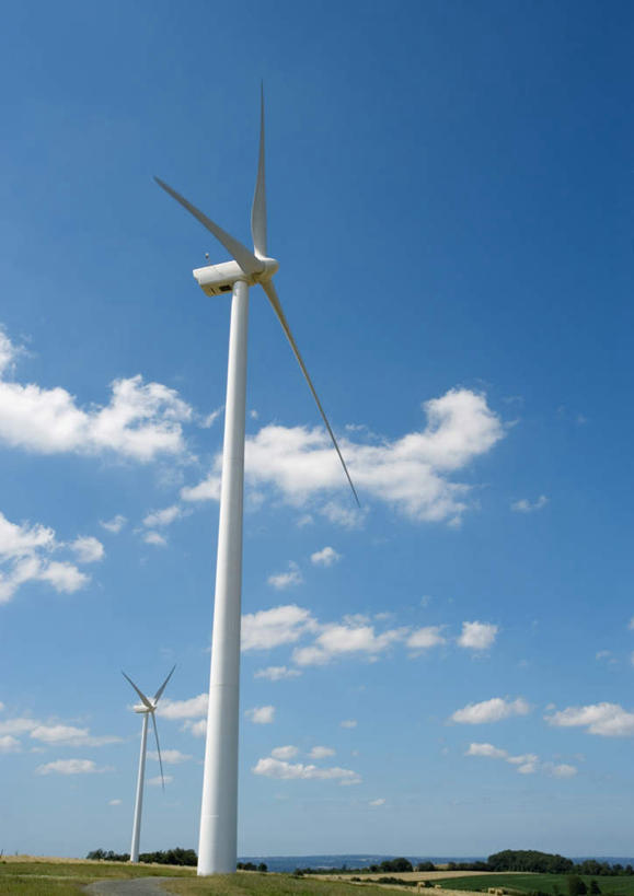 无人,竖图,室外,白天,仰视,旅游,度假,风力发电机,美景,金属制品,环保,金属,景观,云,云朵,云彩,娱乐,蓝色,白云,蓝天,天空,自然,天,享受,休闲,景色,放松,工业,回收,资源,风力机,自然风光,利用,低碳,循环,风力涡轮机,风轮机,彩图,低角度拍摄