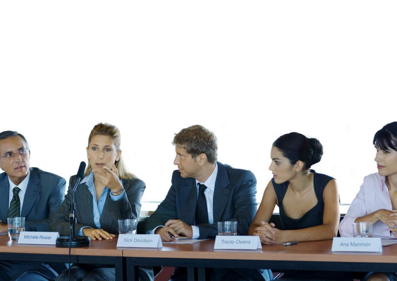 西方人,同事,商务人士,商务男性,商务女性,办公室,会议室,坐,说,横图,室内,白天,白色背景,正面,衬衫,成功,合作,团队,集体,信心,桌子,杯子,欧洲,欧洲人,指,套装,开会,会议,信息,标签,办公桌,许多人,注视,方向,标识,队伍,水杯,塑料制品,观察,看,手势,一群人,摄影,影棚,观看,察看,麦克风,领导,指向,成就,关注,商务装,合伙,领袖,工薪阶层,台卡,台牌,台签,桌牌,桌签,交流,男人,男性,年轻男性,年轻女性,女人,女性,白种人,白领,上班族,茶杯,沟通,讲话,交谈,说话,谈话,坐着,半身,彩图,影棚拍摄,衬衣,拍摄