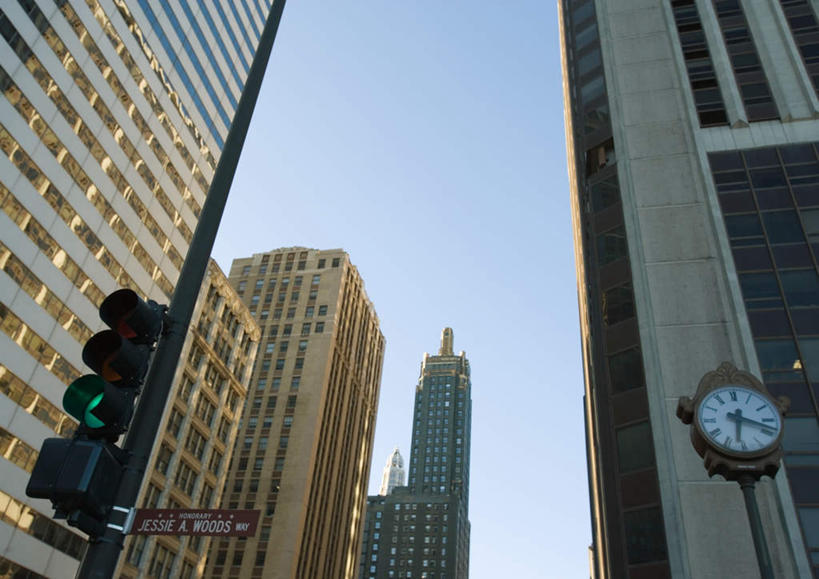 无人,高楼大厦,横图,室外,白天,仰视,度假,安全,美景,城市风光,城市,大厦,建筑,摩天大楼,美国,时间,时钟,景观,云,云朵,红绿灯,信号灯,交通,云彩,娱乐,建设,蓝色,白云,蓝天,天空,天,享受,休闲,表,景色,放松,警示,北美,北美洲,提示,美洲,流通,交通信号灯,行人信号灯,伊利诺伊,伊利诺伊州,伊利诺州,林肯之地,钟,彩图,低角度拍摄,大楼,高层建筑,高楼,摩天楼