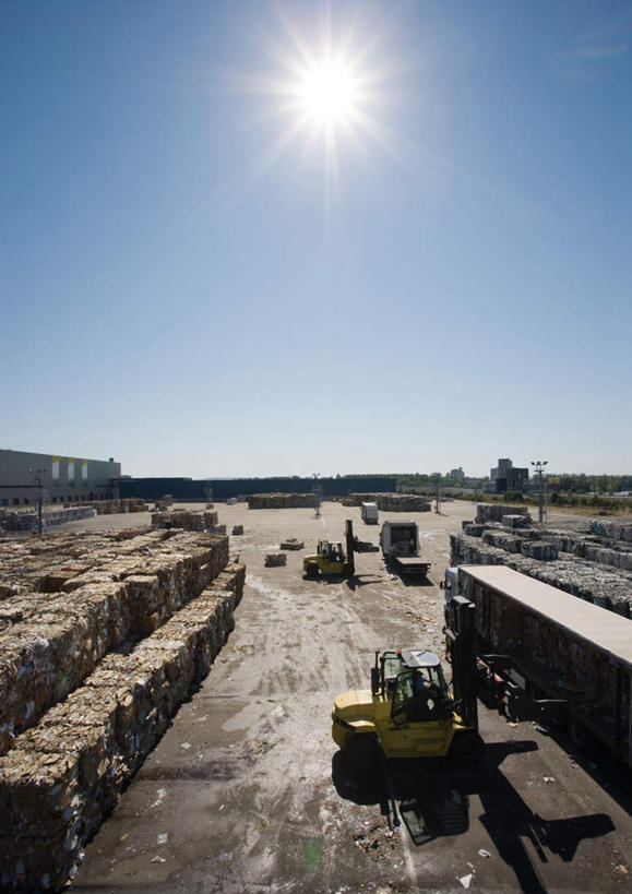 无人,工厂,竖图,室外,白天,正面,太阳,一排,许多,阴影,环保,整齐,光束,光线,影子,干草,排列,蓝色,蓝天,天空,阳光,草垛,交通工具,天,工业,能源,堆,污染,生态,回收,资源,叉车,队列,利用,低碳,循环,造纸厂,持续,环境污染,炫光,干草垛,彩图,工地,制造厂