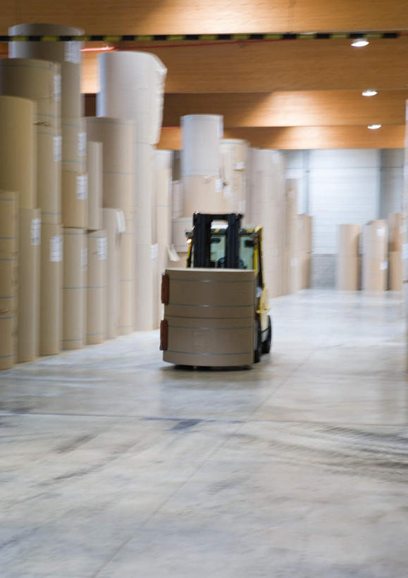 无人,工厂,竖图,室内,白天,正面,一排,许多,环保,整齐,灯光,仓库,吊灯,灯,排列,灯具,交通工具,工业,能源,堆,污染,生态,回收,资源,叉车,照明设备,队列,利用,低碳,循环,线轴,造纸厂,持续,环境污染,彩图,工地,制造厂