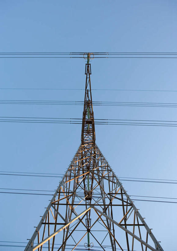 无人,竖图,室外,白天,仰视,阴影,电力,光线,钢材,金属,电缆,电线,影子,支架,电塔,蓝色,蓝天,天空,阳光,天,能源,晴朗,支撑,资源,供电设备,高压电塔,高压输电线,万里无云,高压电线塔,高压塔,晴空,晴空万里,彩图,低角度拍摄