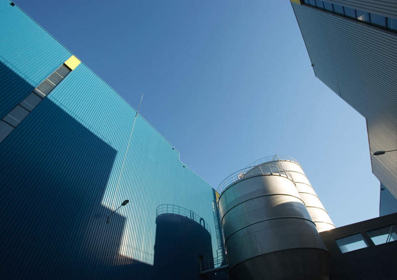 无人,工厂,横图,室外,白天,仰视,阴影,环保,光线,影子,仓库,蓝色,蓝天,天空,阳光,天,储油罐,工业,能源,晴朗,生态,回收,资源,利用,低碳,循环,万里无云,造纸厂,持续,环境污染,晴空,晴空万里,彩图,低角度拍摄,工地,制造厂