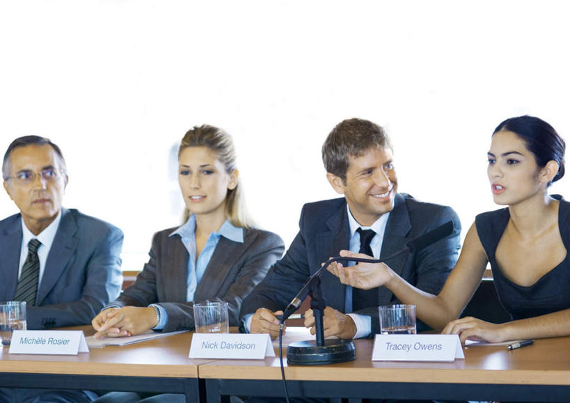 西方人,四个人,同事,商务人士,商务男性,商务女性,坐,笑,说,微笑,露齿笑,横图,室内,白天,正面,衬衫,成功,合作,团队,集体,信心,桌子,欧洲,欧洲人,套装,开会,会议,信息,标签,办公桌,拿,拿着,注视,标识,队伍,观察,看,观看,察看,麦克风,领导,成就,关注,商务装,合伙,领袖,工薪阶层,台卡,台牌,台签,桌牌,桌签,交流,男人,男性,年轻男性,年轻女性,女人,女性,白种人,白领,上班族,沟通,讲话,交谈,说话,谈话,坐着,半身,彩图,衬衣