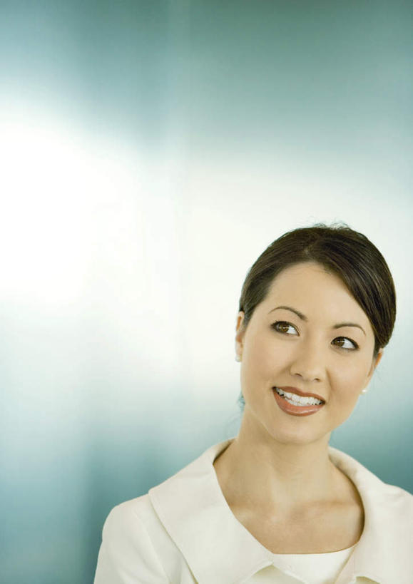 一个人,商务人士,商务女性,站,笑,微笑,露齿笑,竖图,室内,白天,正面,仅一个年轻女性,仅一个女性,仅一个人,套装,站着,商务装,工薪阶层,年轻女性,女人,女性,白领,上班族,站立,半身,彩图