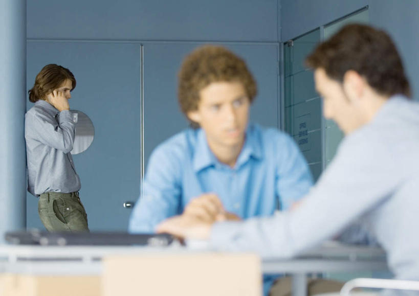 西方人,三个人,伙伴,同事,朋友,商务人士,商务男性,站,打电话,横图,室内,白天,正面,衬衫,友谊,成功,合作,团队,集体,信心,电话,手机,欧洲,欧洲人,套装,朦胧,模糊,纸箱,拿,拿着,注视,通讯设备,队伍,箱子,观察,看,站着,观看,察看,领导,成就,关注,商务装,合伙,领袖,工薪阶层,包装箱,交流,友情,男人,男性,年轻男性,白种人,白领,上班族,沟通,通话,站立,半身,彩图,衬衣