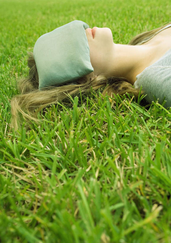 西方人,一个人,躺,竖图,室外,白天,侧面,旅游,度假,草地,草坪,植物,欧洲,欧洲人,仅一个年轻女性,仅一个女性,仅一个人,娱乐,草,绿色,享受,休闲,眼罩,放松,遮,遮挡,遮盖,遮蔽,年轻女性,女人,女性,白种人,躺着,半身,彩图