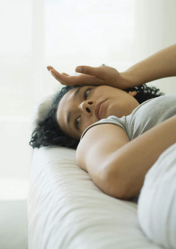 西方人,一个人,躺,竖图,室内,白天,正面,床,卧室,欧洲,欧洲人,仅一个年轻女性,仅一个女性,仅一个人,服装,双人床,床单,休闲装,被子,衣服,休闲,休闲服,服饰,被单,卧着,年轻女性,女人,女性,白种人,躺着,卧,半身,彩图,睡房,卧房