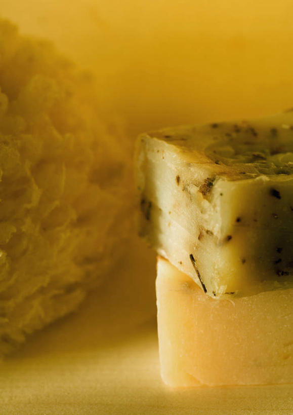 无人,竖图,俯视,室内,特写,白天,两个,化妆品,肥皂,香皂,日用品,洗浴用品,清洁,摄影,影棚,卫生,护肤品,舒缓,去污,紧肤,嫩肤,丝瓜棉,洗涤,彩图,高角度拍摄,影棚拍摄,拍摄