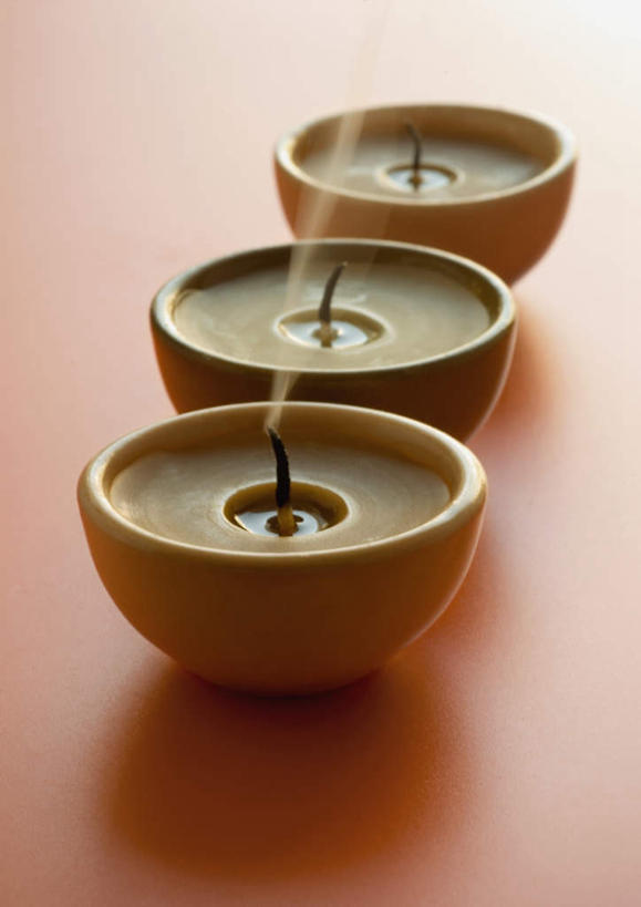 无人,竖图,俯视,室内,特写,白天,桌面,桌子,静物,蜡烛,一排,整齐,火焰,烛光,烛台,燃烧,排列,三个,点燃,摄影,影棚,熄灭,队列,彩图,高角度拍摄,影棚拍摄,拍摄