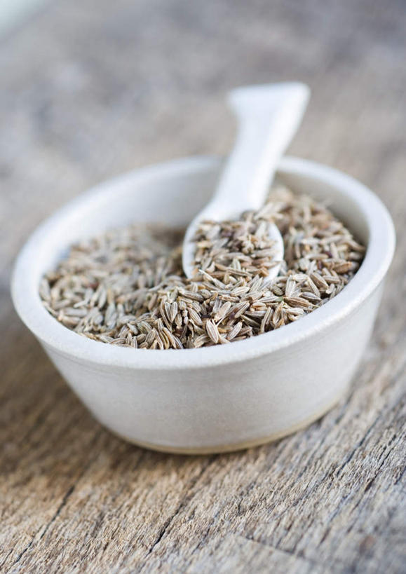 无人,竖图,俯视,室内,特写,白天,桌面,桌子,餐具,朦胧,模糊,勺子,调料,调味,香料,佐料,种子,调味品,调味料,调羹,汤匙,碗,枯茗,孜然,安息茴香,作料,进餐用具,烹调用具,彩图,高角度拍摄