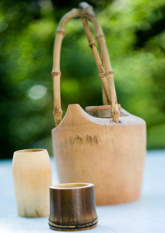 无人,竖图,室外,特写,白天,正面,桌面,桌子,静物,杯子,朦胧,模糊,壶,水壶,三个,茶壶,水杯,茶杯,彩图