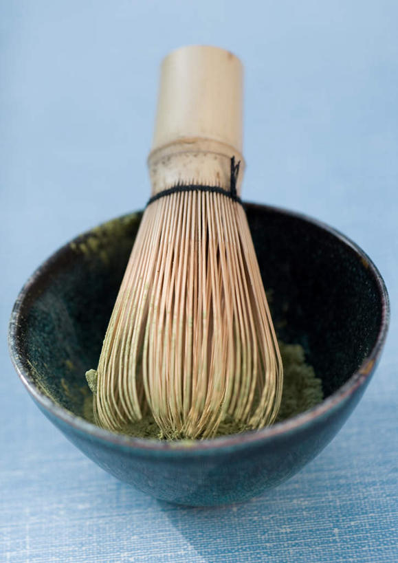 无人,竖图,俯视,室内,特写,白天,餐具,蓝色背景,茶道,文化,两个,搅拌器,碗,摄影,影棚,茶艺,环境,东亚文化,茶叶搅拌器,礼法,修行,进餐用具,烹调用具,彩图,高角度拍摄,影棚拍摄,拍摄,茶文化