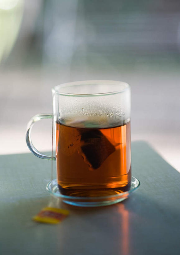 无人,竖图,室内,特写,白天,正面,桌面,桌子,杯子,朦胧,模糊,红茶,食品,一杯,茶包,玻璃制品,食物,酒杯,啤酒杯,摄影,影棚,玻璃杯,彩图,影棚拍摄,拍摄