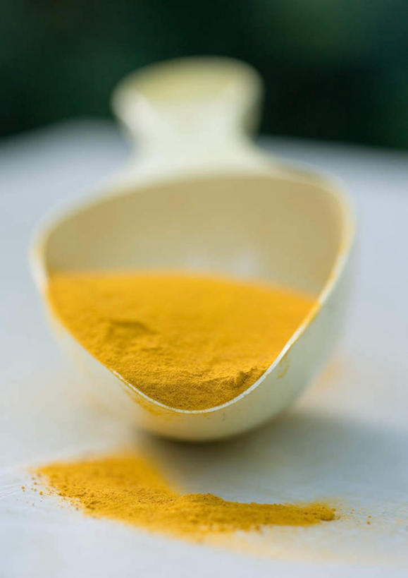 无人,竖图,俯视,室内,特写,白天,桌面,桌子,餐具,调料,调味品,调味料,黄色,姜黄,摄影,影棚,长柄勺,进餐用具,烹调用具,彩图,高角度拍摄,影棚拍摄,拍摄