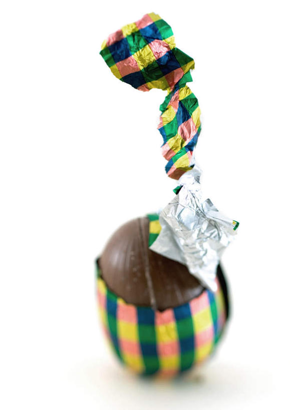 点心,无人,竖图,俯视,彩色,室内,特写,白天,白色背景,桌面,桌子,复活节,节日,庆祝,网格,包装纸,格子,蛋,食品,糖,糖果,甜点,甜品,文化,食物,糕点,一个,甜食,巧克力,庆典,摄影,影棚,单个,纪念,朱古力,彩图,高角度拍摄,影棚拍摄,拍摄