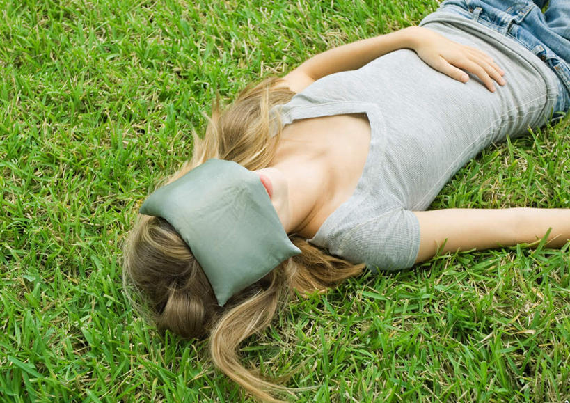 西方人,一个人,躺,横图,俯视,室外,特写,白天,旅游,度假,草地,草坪,植物,欧洲,欧洲人,仅一个年轻女性,仅一个女性,仅一个人,娱乐,草,绿色,享受,休闲,眼罩,放松,遮,遮挡,遮盖,遮蔽,年轻女性,女人,女性,白种人,躺着,半身,彩图,高角度拍摄