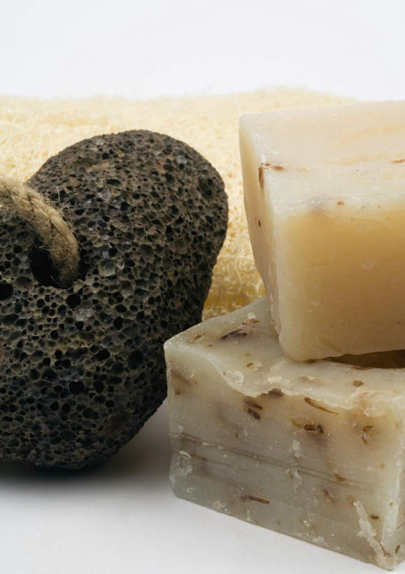 无人,竖图,俯视,室内,特写,白天,白色背景,化妆,美容,石头,桌面,桌子,静物,护肤,石子,化妆品,肥皂,香皂,日用品,洗浴用品,清洁,保养,享受,休闲,放松,摄影,影棚,护肤品,磨脚石,舒缓,养颜,去污,紧肤,嫩肤,石块,洗涤,彩图,高角度拍摄,影棚拍摄,拍摄