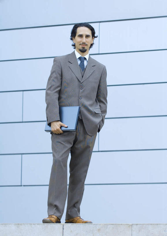 西方人,胡须,一个人,商务人士,商务男性,站,竖图,室外,白天,正面,衬衫,欧洲,欧洲人,仅一个男性,仅一个人,套装,墙,领带,文件夹,拿,拿着,注视,墙壁,墙面,仅一个年轻男性,观察,看,站着,观看,档案夹,察看,关注,商务装,资料夹,工薪阶层,文档夹,材料夹,男人,男性,年轻男性,白种人,胡子,小胡子,白领,上班族,站立,彩图,全身,衬衣