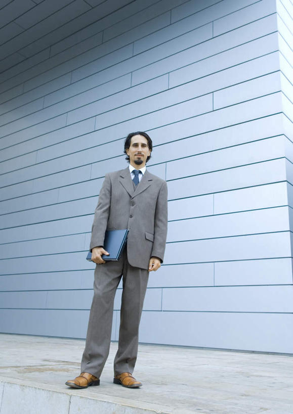 西方人,胡须,一个人,商务人士,商务男性,站,竖图,室外,白天,正面,衬衫,欧洲,欧洲人,仅一个男性,仅一个人,套装,领带,文件夹,拿,拿着,注视,仅一个年轻男性,观察,看,站着,观看,档案夹,察看,关注,商务装,资料夹,工薪阶层,文档夹,材料夹,男人,男性,年轻男性,白种人,胡子,小胡子,白领,上班族,站立,彩图,全身,衬衣