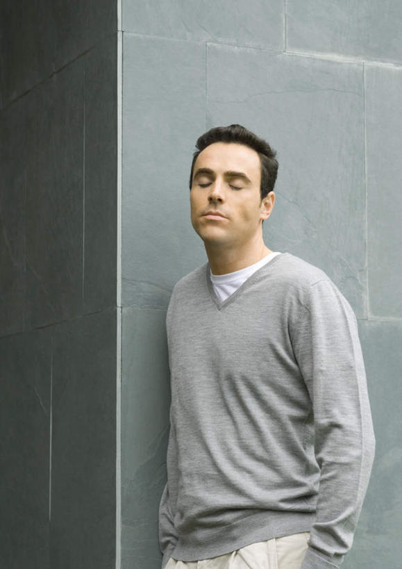 西方人,一个人,站,闭眼,竖图,室外,白天,正面,欧洲,欧洲人,仅一个男性,仅一个人,服装,休闲装,仅一个年轻男性,衣服,灰色,站着,休闲,休闲服,服饰,男人,男性,年轻男性,白种人,闭眼睛,闭着眼,闭着眼睛,插兜,两手抄兜,两手放兜,手插兜,手放口袋,站立,半身,彩图