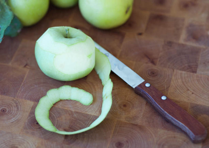 无人,横图,俯视,室内,特写,白天,苹果,餐具,水果,切开,新鲜,工具,食品,果皮,案板,刀具,砧板,食物,刀,切,四个,有机食品,绿色食品,水果刀,剖面,切面,彩图,高角度拍摄