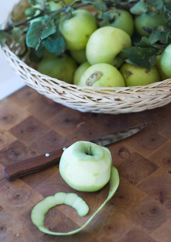 无人,竖图,俯视,室内,特写,白天,苹果,餐具,水果,许多,切开,新鲜,工具,食品,果皮,案板,刀具,砧板,食物,刀,切,有机食品,绿色食品,水果刀,剖面,切面,彩图,高角度拍摄