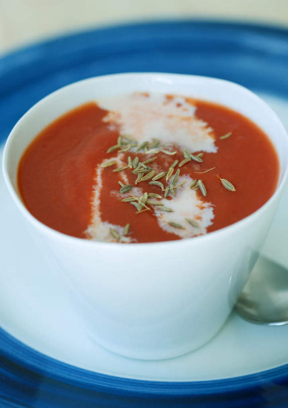 无人,竖图,俯视,室内,白天,烹饪,西餐,西红柿,餐具,调料,汤,香料,料理,食品,调味品,调味料,菜肴,美食,食物,碗,西式,佳肴,一碗,孜然芹,进餐用具,烹调用具,番茄,彩图,高角度拍摄