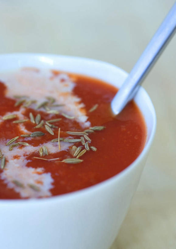 无人,竖图,俯视,室内,白天,烹饪,西餐,西红柿,餐具,调料,汤,香料,料理,食品,调味品,调味料,菜肴,美食,食物,碗,西式,佳肴,一碗,孜然芹,进餐用具,烹调用具,番茄,彩图,高角度拍摄