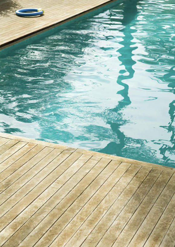 无人,游泳池,竖图,俯视,室外,特写,白天,锻炼,运动,水,地板,水池,水面,地面,泳池,木地板,倒影,波光粼粼,游泳馆,倒映,反照,体育,彩图,高角度拍摄,健身