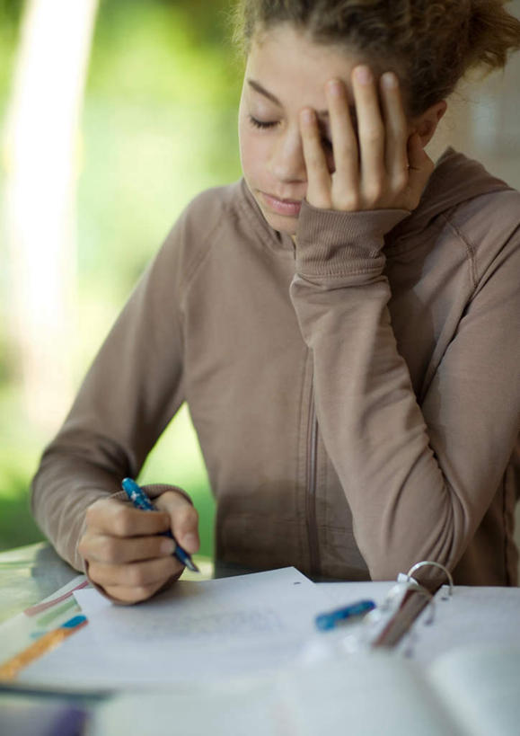 西方人,儿童,一个人,坐,竖图,室内,白天,正面,纯洁,桌子,欧洲,欧洲人,仅一个女性,仅一个人,服装,朦胧,模糊,笔,材料,档案,文件,拿,拿着,注视,休闲装,书桌,小孩,衣服,课桌,资料,观察,看,仅一个小孩,休闲,休闲服,可爱,童年,童趣,服饰,作业,观看,察看,关注,文档,童真,烂漫,无邪,天真,女孩,女人,女性,白种人,孩子,坐着,半身,彩图,女生