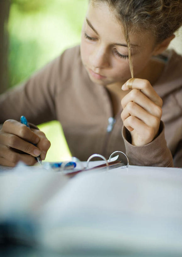 西方人,儿童,一个人,坐,竖图,室内,白天,正面,纯洁,植物,窗户,桌子,欧洲,欧洲人,仅一个女性,仅一个人,服装,朦胧,模糊,笔,记事本,拿,拿着,注视,休闲装,书桌,玻璃窗,树,树木,小孩,衣服,绿色,自然,本子,笔记本,课桌,观察,看,仅一个小孩,休闲,休闲服,可爱,童年,童趣,服饰,生长,成长,作业,观看,察看,关注,童真,烂漫,无邪,天真,女孩,女人,女性,白种人,孩子,坐着,半身,彩图,女生