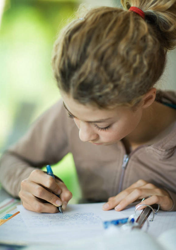 西方人,儿童,一个人,坐,竖图,室内,白天,正面,纯洁,植物,窗户,欧洲,欧洲人,仅一个女性,仅一个人,握,服装,朦胧,模糊,注视,休闲装,玻璃窗,树,树木,小孩,衣服,绿色,自然,观察,看,仅一个小孩,休闲,休闲服,可爱,童年,童趣,握着,服饰,生长,成长,作业,观看,察看,关注,童真,烂漫,无邪,天真,女孩,女人,女性,白种人,孩子,坐着,半身,彩图,女生