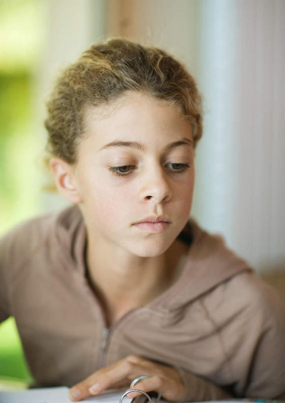 西方人,儿童,一个人,坐,竖图,室内,白天,正面,纯洁,植物,窗户,欧洲,欧洲人,仅一个女性,仅一个人,服装,注视,休闲装,玻璃窗,树,树木,小孩,衣服,绿色,自然,观察,看,仅一个小孩,休闲,休闲服,可爱,童年,童趣,服饰,生长,成长,作业,观看,察看,关注,童真,烂漫,无邪,天真,女孩,女人,女性,白种人,孩子,坐着,半身,彩图,女生