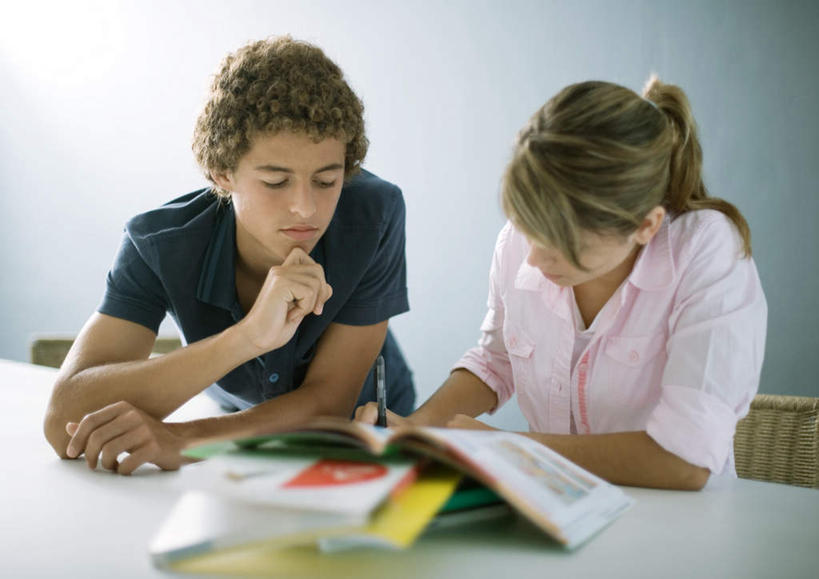 西方人,两个人,家庭,伙伴,朋友,坐,横图,室内,白天,正面,友谊,桌子,书籍,欧洲,欧洲人,服装,笔,记事本,拿,拿着,注视,休闲装,书桌,衣服,本子,笔记本,课桌,观察,看,休闲,温暖,温馨,一家人,休闲服,服饰,作业,观看,和睦,察看,关注,友情,男人,男性,年轻男性,年轻女性,女人,女性,白种人,书,图书,坐着,半身,彩图,融洽