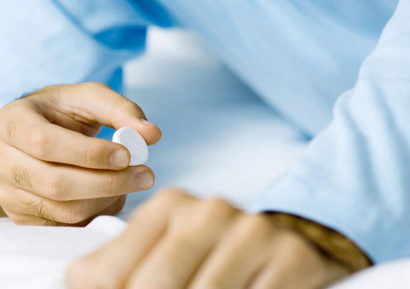 西方人,手,一个人,横图,室内,特写,白天,正面,欧洲,欧洲人,仅一个男性,仅一个人,药丸,拿,拿着,注视,药片,仅一个年轻男性,白色,观察,看,趴着,手部,观看,察看,关注,一粒,男人,男性,年轻男性,白种人,趴,半身,彩图