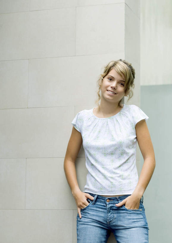 西方人,一个人,站,竖图,室外,白天,正面,欧洲,欧洲人,仅一个年轻女性,仅一个女性,仅一个人,服装,注视,休闲装,衣服,白色,观察,看,站着,休闲,休闲服,服饰,观看,察看,关注,年轻女性,女人,女性,白种人,插兜,两手抄兜,两手放兜,手插兜,手放口袋,站立,半身,彩图