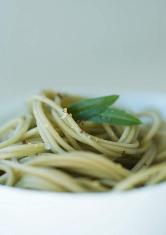 面食,面条,意大利面,无人,竖图,俯视,室内,特写,白天,西餐,植物,面,香料,料理,食品,草药,中药,食物,香草,西式,罗勒,紫苏,药材,中草药,九层塔,圣约瑟夫草,甜罗勒,兰香,中药材,本草,一碗,彩图,高角度拍摄