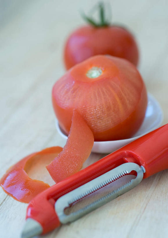 无人,竖图,俯视,室内,特写,白天,桌面,桌子,蔬菜,西红柿,新鲜,食品,食物,两个,有机食品,绿色食品,削皮刀,番茄,彩图,高角度拍摄