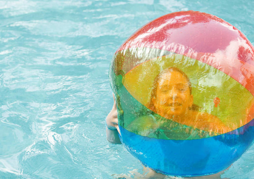 西方人,儿童,一个人,游泳池,站,笑,微笑,露齿笑,横图,室外,白天,正面,旅游,度假,纯洁,水,欧洲,欧洲人,仅一个女性,仅一个人,水池,水面,拿,拿着,注视,娱乐,泳池,小孩,充气球,观察,看,站着,仅一个小孩,享受,休闲,放松,可爱,童年,童趣,观看,察看,游泳馆,关注,童真,烂漫,无邪,天真,女孩,女人,女性,白种人,孩子,站立,半身,彩图,女生