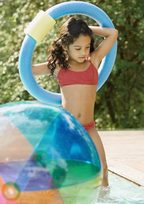 西方人,儿童,一个人,站,竖图,室外,白天,正面,旅游,度假,纯洁,植物,欧洲,欧洲人,仅一个女性,仅一个人,救生圈,拿,拿着,注视,娱乐,树,树木,小孩,绿色,自然,充气球,观察,看,站着,仅一个小孩,享受,休闲,放松,可爱,童年,童趣,生长,成长,观看,察看,关注,童真,烂漫,无邪,天真,女孩,女人,女性,白种人,孩子,站立,半身,彩图,女生