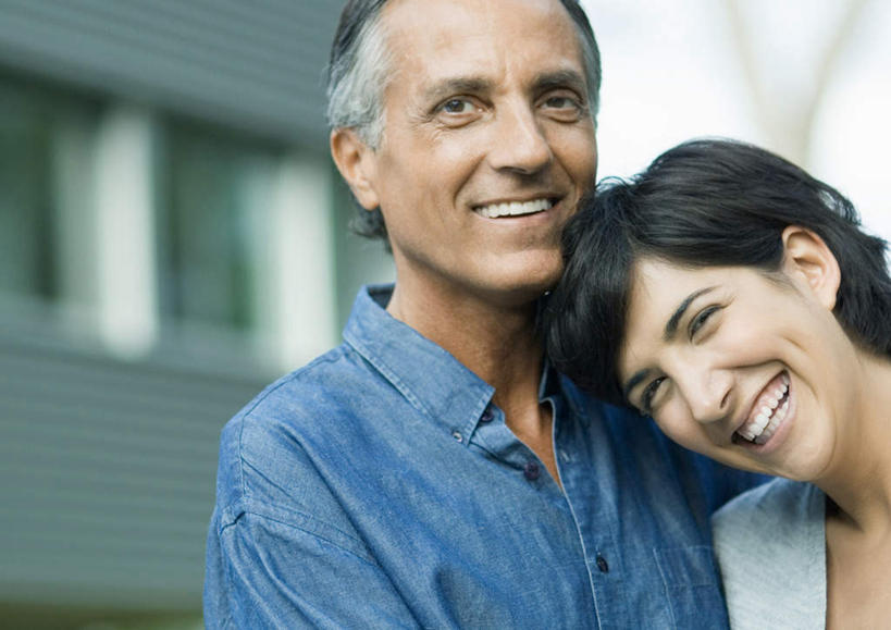 西方人,两个人,父亲,女儿,站,笑,微笑,露齿笑,横图,室外,白天,正面,欧洲,欧洲人,注视,观察,看,站着,父女,父爱,观看,察看,关注,老年男性,男人,男性,年轻女性,女人,女性,白种人,站立,半身,彩图