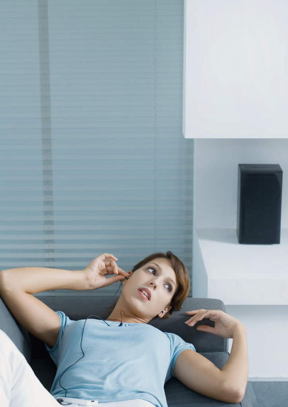 西方人,一个人,商务人士,商务女性,坐,竖图,室内,白天,正面,沙发,欧洲,欧洲人,仅一个年轻女性,仅一个女性,仅一个人,套装,商务装,工薪阶层,年轻女性,女人,女性,白种人,白领,上班族,坐着,半身,彩图,皮沙发