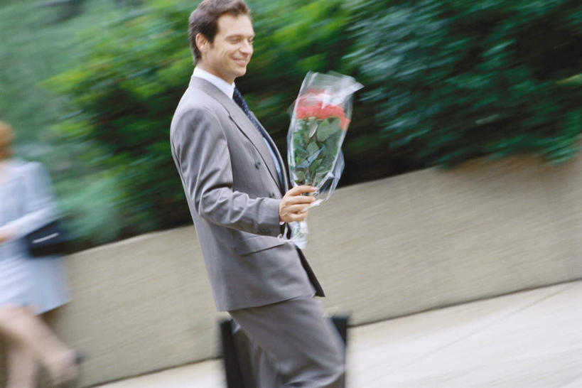 西方人,一个人,商务人士,商务男性,站,笑,微笑,露齿笑,横图,室外,白天,侧面,衬衫,欧洲,欧洲人,仅一个男性,仅一个人,套装,盛开,拿,花蕾,拿着,花,花瓣,花朵,鲜花,仅一个年轻男性,红色,花苞,花蕊,站着,一束,商务装,工薪阶层,男人,男性,年轻男性,白种人,白领,上班族,站立,半身,彩图,衬衣