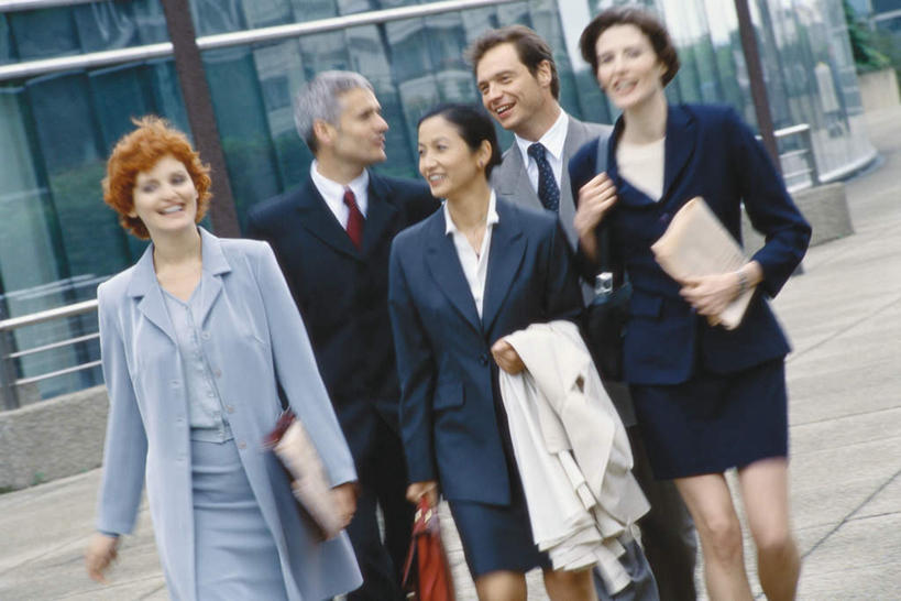 东方人,西方人,同事,商务人士,商务男性,商务女性,站,走,笑,微笑,露齿笑,横图,室外,白天,正面,衬衫,成功,办公楼,合作,团队,集体,信心,写字楼,欧洲,欧洲人,亚洲,套装,包,公文包,文件夹,许多人,拿,拿着,黄种人,队伍,站着,一群人,商务楼,公事包,档案夹,领导,成就,商务装,合伙,领袖,资料夹,工薪阶层,文档夹,材料夹,男人,男性,女人,女性,中年男性,中年女性,白种人,亚洲人,白领,上班族,步行,散步,站立,走路,半身,彩图,衬衣,大楼