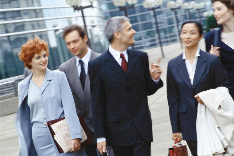 东方人,西方人,同事,商务人士,商务男性,商务女性,站,走,说,横图,室外,白天,正面,衬衫,成功,办公楼,合作,团队,集体,信心,道路,路,路灯,写字楼,公路,欧洲,欧洲人,亚洲,套装,包,公文包,灯光,文件夹,交通,许多人,拿,拿着,黄种人,队伍,灯,站着,一群人,商务楼,公事包,档案夹,领导,照明设备,成就,商务装,合伙,领袖,资料夹,工薪阶层,文档夹,材料夹,交流,男人,男性,女人,女性,中年男性,中年女性,白种人,亚洲人,白领,上班族,马路,步行,沟通,讲话,交谈,散步,说话,谈话,站立,走路,半身,彩图,衬衣,大楼