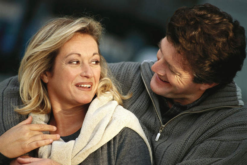 西方人,两个人,夫妻,站,笑,微笑,露齿笑,横图,室外,白天,正面,爱情,欧洲,欧洲人,戴,朦胧,模糊,浪漫,站着,恩爱,恋人,围脖,戴着,老年男性,老年女性,男人,男性,女人,女性,白种人,情侣,站立,半身,彩图,伴侣