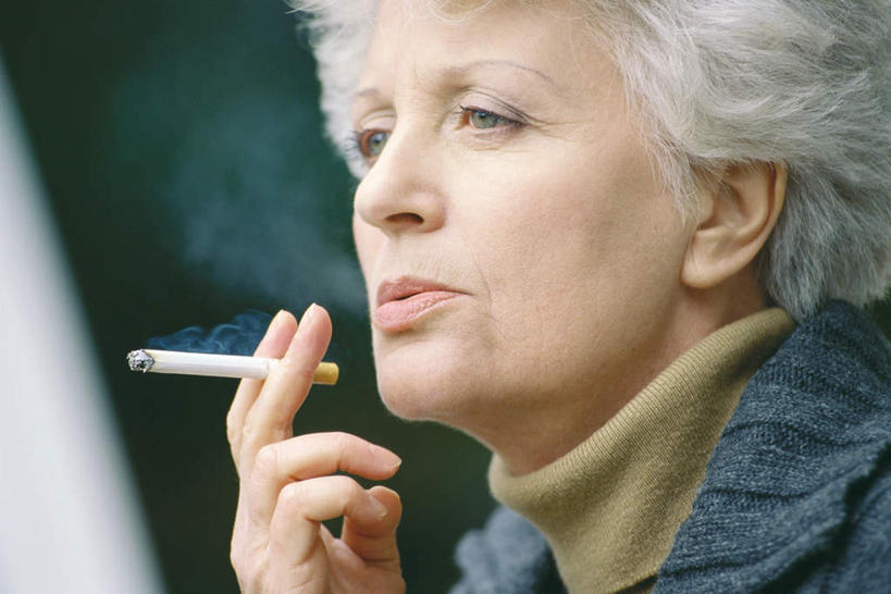 西方人,一个人,站,横图,室内,白天,正面,香烟,欧洲,欧洲人,仅一个女性,仅一个人,拿,拿着,站着,烟,仅一个老年女性,老年女性,女人,女性,白种人,卷烟,烟草,纸烟,站立,半身,彩图